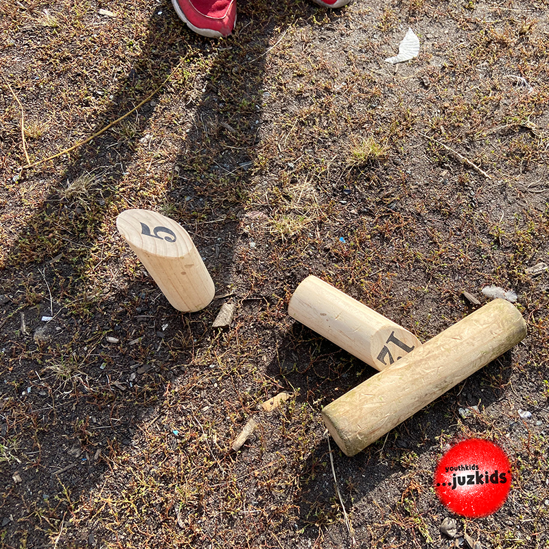 Finn Kubb . Wurfspiel . outdoor game . 1. September 2021 . youthkids . ...juzkids* . Jungentag im kujakk . Kinder- und Jugendzentrum in der Reduit Mainz-Kastel