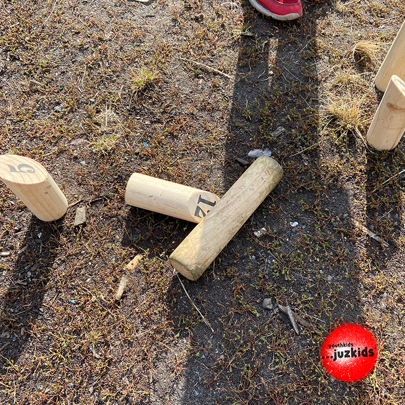 Finn Kubb . Wurfspiel . outdoor game . 1. September 2021 . youthkids . ...juzkids* . Jungentag im kujakk . Kinder- und Jugendzentrum in der Reduit Mainz-Kastel