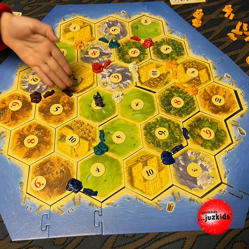 Die Siedler von Catan . Das Brettspiel . 6 Spieler . 26. Januar 2022 . yjk . youthkids . ...juzkids* . Jungengruppe im kujakk . Kinder- und Jugendzentrum in der Reduit Mainz-Kastel