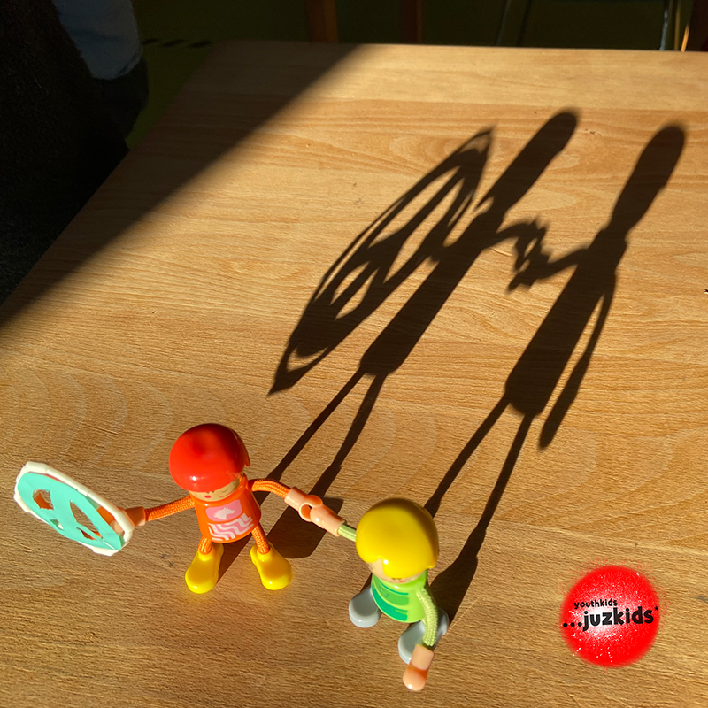 peace / Frieden . Schattenfotografie . 2. März 2022 . yjk . youthkids . ...juzkids* . Jungengruppe im kujakk . Kinder- und Jugendzentrum in der Reduit Mainz-Kastel