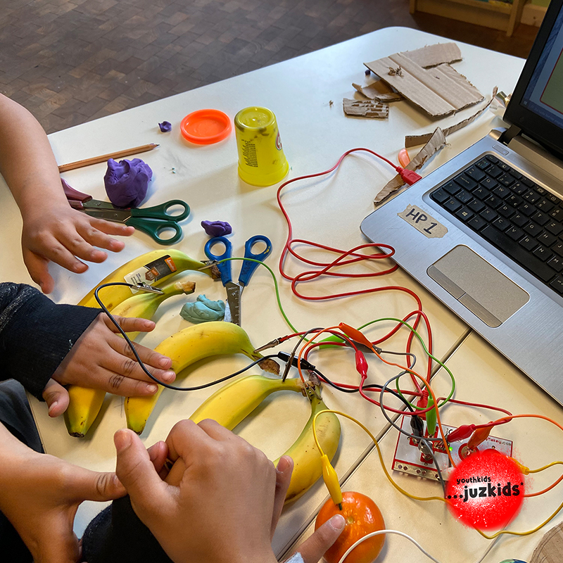 Musik mit Bananen . makey makey . 30. März 2022 . yjk . youthkids . ...juzkids* . Jungengruppe im kujakk . Kinder- und Jugendzentrum in der Reduit Mainz-Kastel
