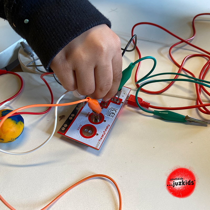 Musik mit Bananen . makey makey . 30. März 2022 . yjk . youthkids . ...juzkids* . Jungengruppe im kujakk . Kinder- und Jugendzentrum in der Reduit Mainz-Kastel