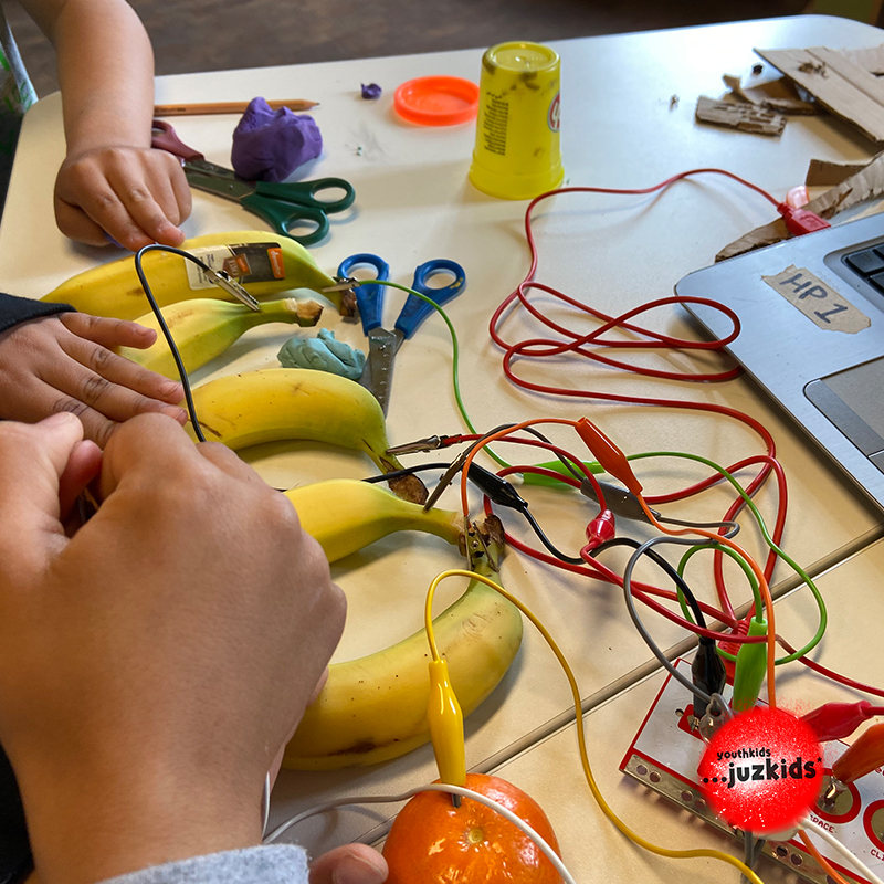 Musik mit Bananen . makey makey . 30. März 2022 . yjk . youthkids . ...juzkids* . Jungengruppe im kujakk . Kinder- und Jugendzentrum in der Reduit Mainz-Kastel