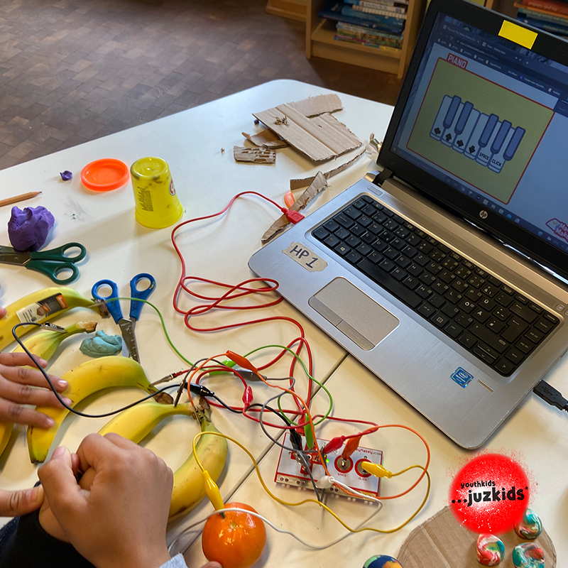 Musik mit Bananen . makey makey . 30. März 2022 . yjk . youthkids . ...juzkids* . Jungengruppe im kujakk . Kinder- und Jugendzentrum in der Reduit Mainz-Kastel
