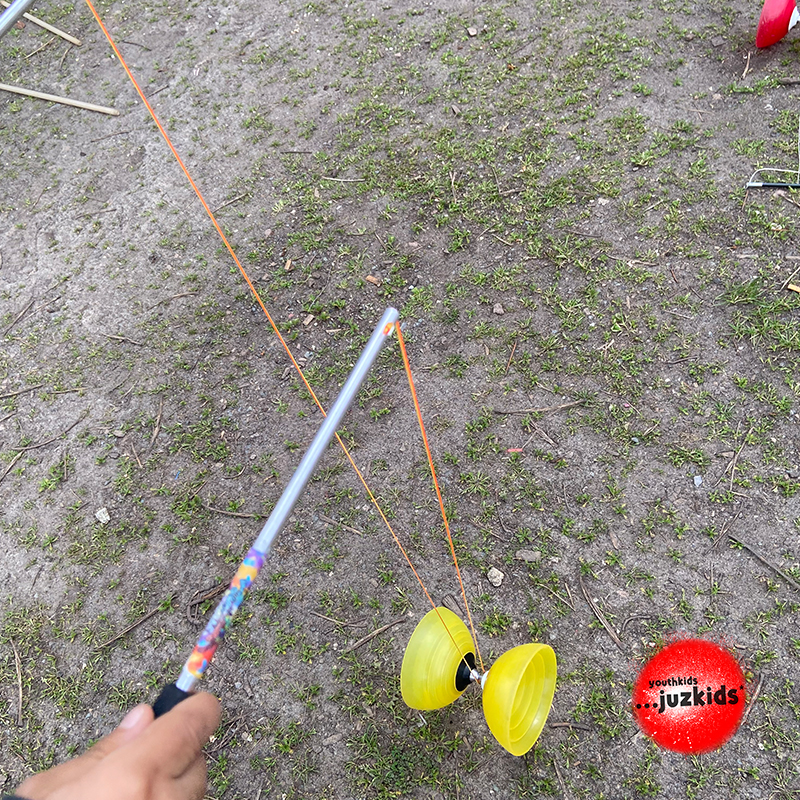 Diabolo & Flowerstick . Erste Versuche . 4. Mai 2022 . yjk . youthkids . ...juzkids* . Jungengruppe im kujakk . Kinder- und Jugendzentrum in der Reduit Mainz-Kastel