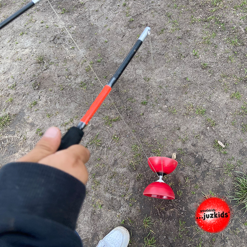 Diabolo & Flowerstick . Erste Versuche . 4. Mai 2022 . yjk . youthkids . ...juzkids* . Jungengruppe im kujakk . Kinder- und Jugendzentrum in der Reduit Mainz-Kastel