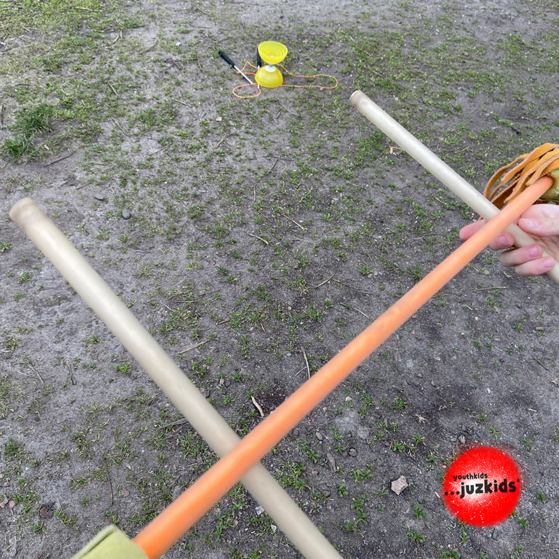 Diabolo & Flowerstick . Erste Versuche . 4. Mai 2022 . yjk . youthkids . ...juzkids* . Jungengruppe im kujakk . Kinder- und Jugendzentrum in der Reduit Mainz-Kastel