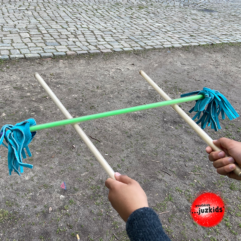 Diabolo & Flowerstick . Erste Versuche . 4. Mai 2022 . yjk . youthkids . ...juzkids* . Jungengruppe im kujakk . Kinder- und Jugendzentrum in der Reduit Mainz-Kastel