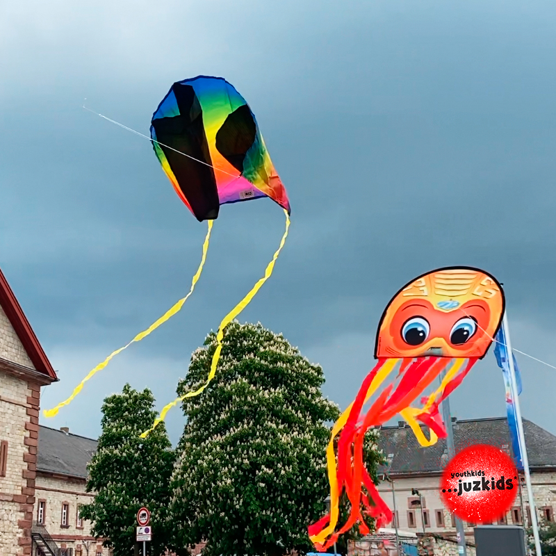 Drachen Flugversuche . ...neben der Reduit . 4. Mai 2022 . yjk . youthkids . ...juzkids* . Jungengruppe im kujakk . Kinder- und Jugendzentrum in der Reduit Mainz-Kastel