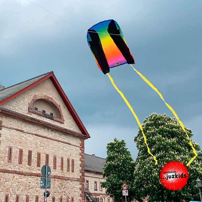 Drachen Flugversuche . ...neben der Reduit . 4. Mai 2022 . yjk . youthkids . ...juzkids* . Jungengruppe im kujakk . Kinder- und Jugendzentrum in der Reduit Mainz-Kastel