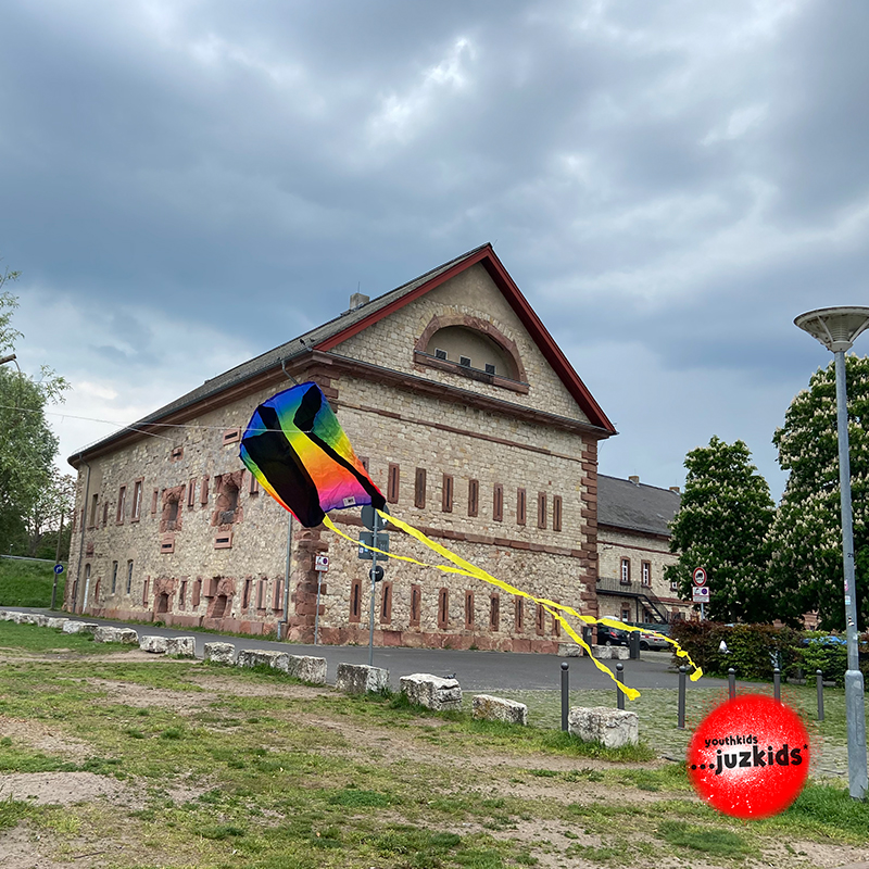 Drachen Flugversuche . ...neben der Reduit . 4. Mai 2022 . yjk . youthkids . ...juzkids* . Jungengruppe im kujakk . Kinder- und Jugendzentrum in der Reduit Mainz-Kastel