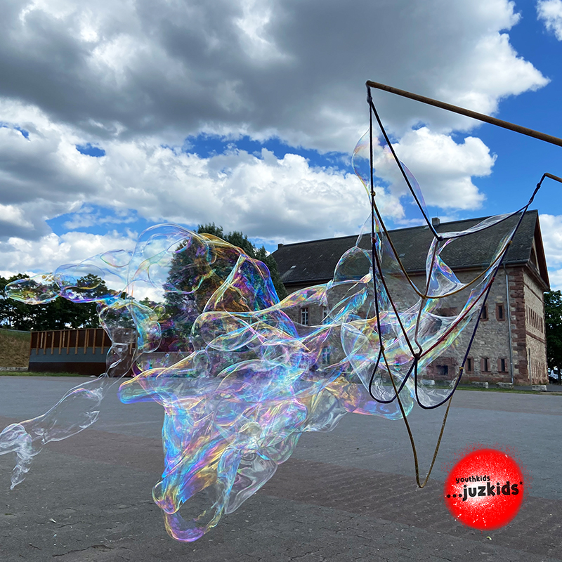 Riesenseifenblasen im starken Wind . ...da platzen sie leider sehr schnell! . 25. Mai 2022 . yjk . youthkids . ...juzkids* . Jungengruppe im kujakk . Kinder- und Jugendzentrum in der Reduit Mainz-Kastel