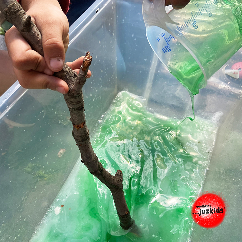 Riesenseifenblasen im starken Wind . ...da platzen sie leider sehr schnell! . 25. Mai 2022 . yjk . youthkids . ...juzkids* . Jungengruppe im kujakk . Kinder- und Jugendzentrum in der Reduit Mainz-Kastel