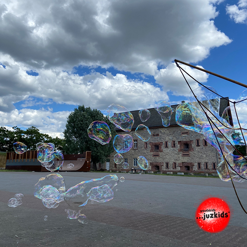 Riesenseifenblasen im starken Wind . ...da platzen sie leider sehr schnell! . 25. Mai 2022 . yjk . youthkids . ...juzkids* . Jungengruppe im kujakk . Kinder- und Jugendzentrum in der Reduit Mainz-Kastel