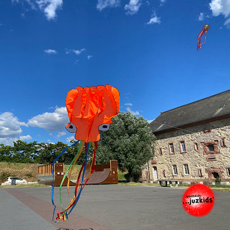 Drachen fliegen lassen . ...reicht der Wind heute aus? . 1. Juni 2022 . yjk . youthkids . ...juzkids* . Jungengruppe im kujakk . Kinder- und Jugendzentrum in der Reduit Mainz-Kastel