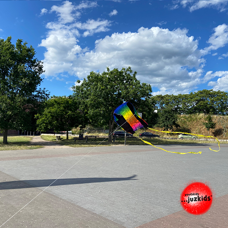 Drachen fliegen lassen . ...reicht der Wind heute aus? . 1. Juni 2022 . yjk . youthkids . ...juzkids* . Jungengruppe im kujakk . Kinder- und Jugendzentrum in der Reduit Mainz-Kastel