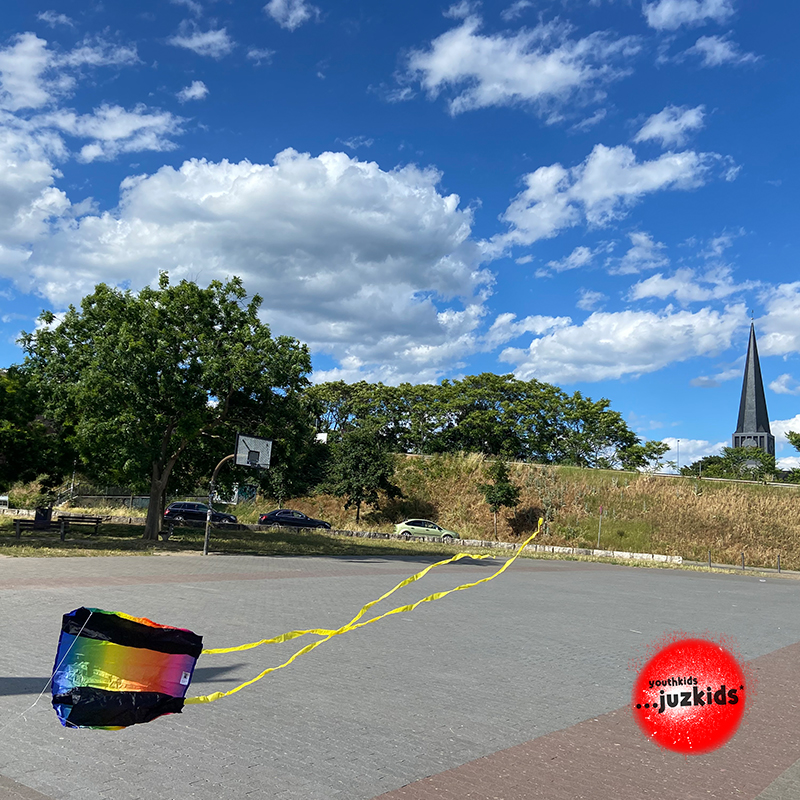 Drachen fliegen lassen . ...reicht der Wind heute aus? . 1. Juni 2022 . yjk . youthkids . ...juzkids* . Jungengruppe im kujakk . Kinder- und Jugendzentrum in der Reduit Mainz-Kastel