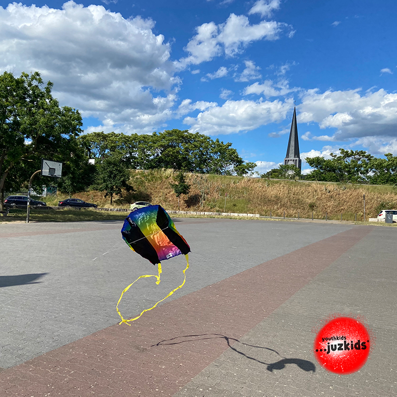 Drachen fliegen lassen . ...reicht der Wind heute aus? . 1. Juni 2022 . yjk . youthkids . ...juzkids* . Jungengruppe im kujakk . Kinder- und Jugendzentrum in der Reduit Mainz-Kastel
