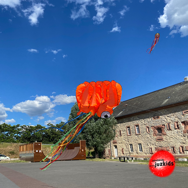 Drachen fliegen lassen . ...reicht der Wind heute aus? . 1. Juni 2022 . yjk . youthkids . ...juzkids* . Jungengruppe im kujakk . Kinder- und Jugendzentrum in der Reduit Mainz-Kastel