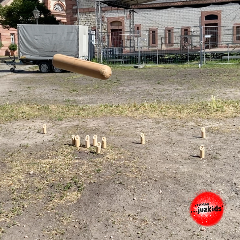 Wir spielen Mölkky . Das Wurfspiel aus Finnland . 1. Juni 2022 . yjk . youthkids . ...juzkids* . Jungengruppe im kujakk . Kinder- und Jugendzentrum in der Reduit Mainz-Kastel