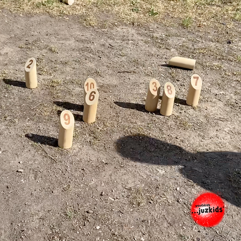 Wir spielen Mölkky . Das Wurfspiel aus Finnland . 1. Juni 2022 . yjk . youthkids . ...juzkids* . Jungengruppe im kujakk . Kinder- und Jugendzentrum in der Reduit Mainz-Kastel