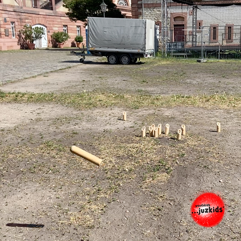 Wir spielen Mölkky . Das Wurfspiel aus Finnland . 1. Juni 2022 . yjk . youthkids . ...juzkids* . Jungengruppe im kujakk . Kinder- und Jugendzentrum in der Reduit Mainz-Kastel