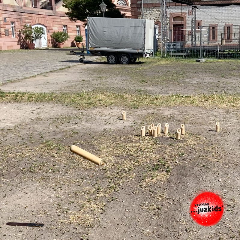 Wir spielen MÃ¶lkky . Das Wurfspiel aus Finnland . 1. Juni 2022 . yjk . youthkids . ...juzkids* . Jungengruppe im kujakk . Kinder- und Jugendzentrum in der Reduit Mainz-Kastel