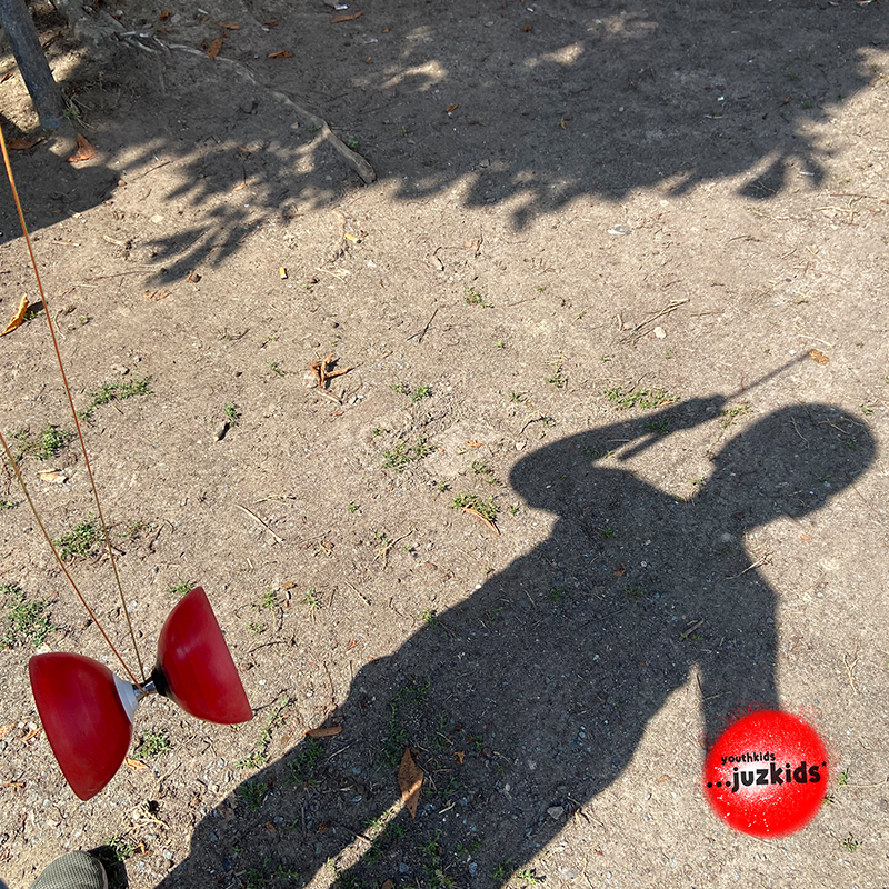 Diabolo spielen . ...einfach weiter ausprobieren und üben . 29. Juni 2022 . yjk . youthkids . ...juzkids* . Jungengruppe im kujakk . Kinder- und Jugendzentrum in der Reduit Mainz-Kastel