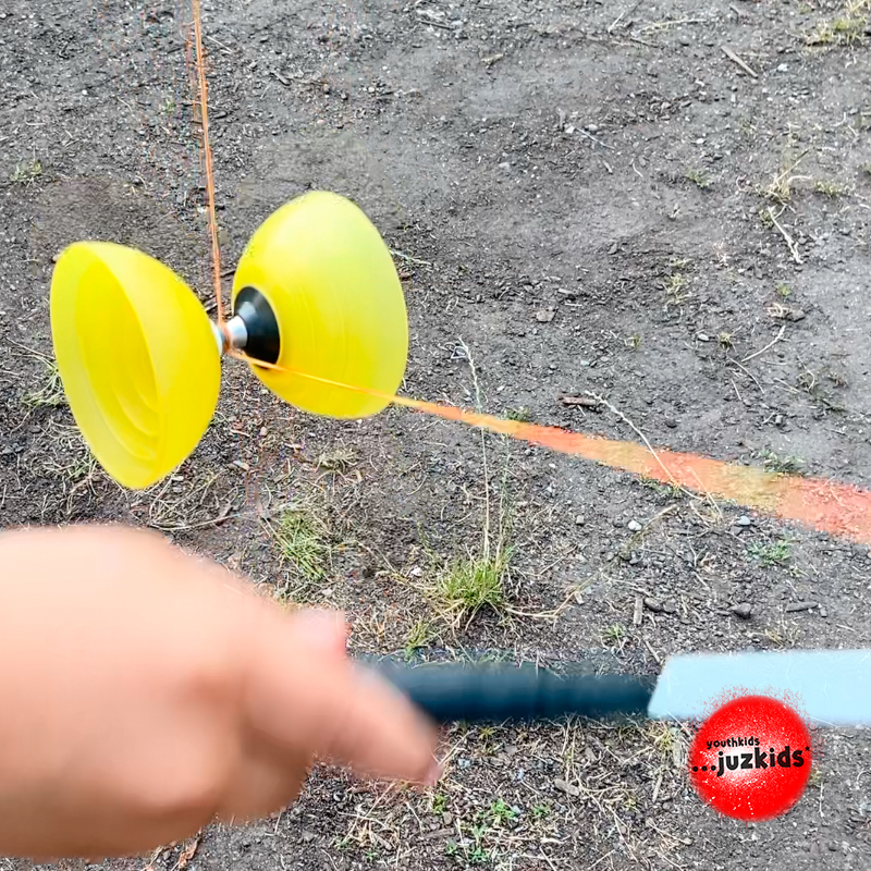 Diabolo spielen . ...einfach weiter ausprobieren und üben . 29. Juni 2022 . yjk . youthkids . ...juzkids* . Jungengruppe im kujakk . Kinder- und Jugendzentrum in der Reduit Mainz-Kastel