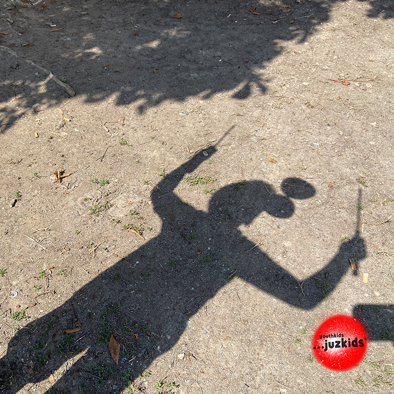 Diabolo spielen . ...einfach weiter ausprobieren und üben . 29. Juni 2022 . yjk . youthkids . ...juzkids* . Jungengruppe im kujakk . Kinder- und Jugendzentrum in der Reduit Mainz-Kastel