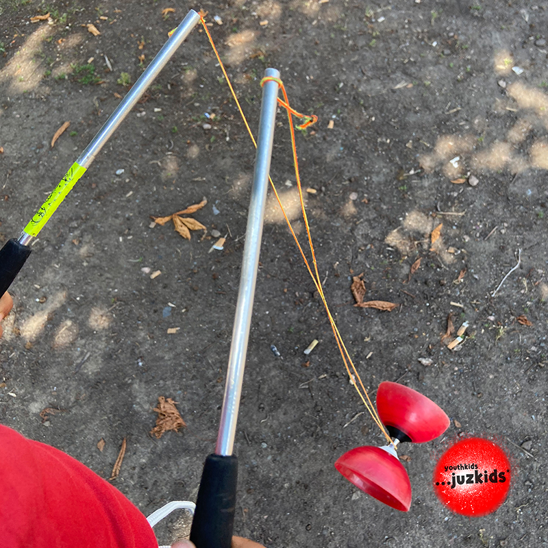 Diabolo spielen . ...einfach weiter ausprobieren und üben . 29. Juni 2022 . yjk . youthkids . ...juzkids* . Jungengruppe im kujakk . Kinder- und Jugendzentrum in der Reduit Mainz-Kastel