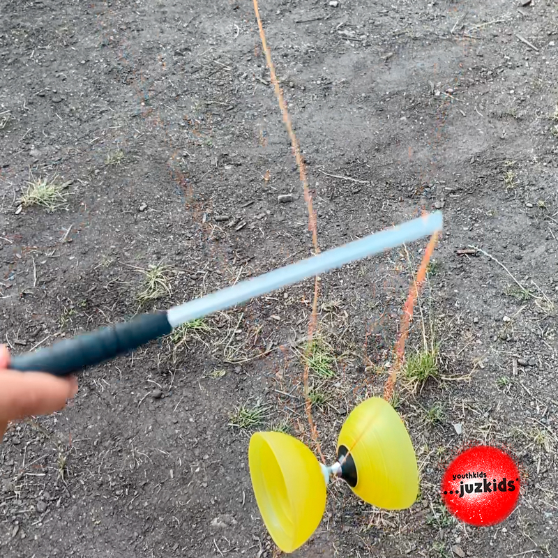 Diabolo spielen . ...einfach weiter ausprobieren und üben . 29. Juni 2022 . yjk . youthkids . ...juzkids* . Jungengruppe im kujakk . Kinder- und Jugendzentrum in der Reduit Mainz-Kastel