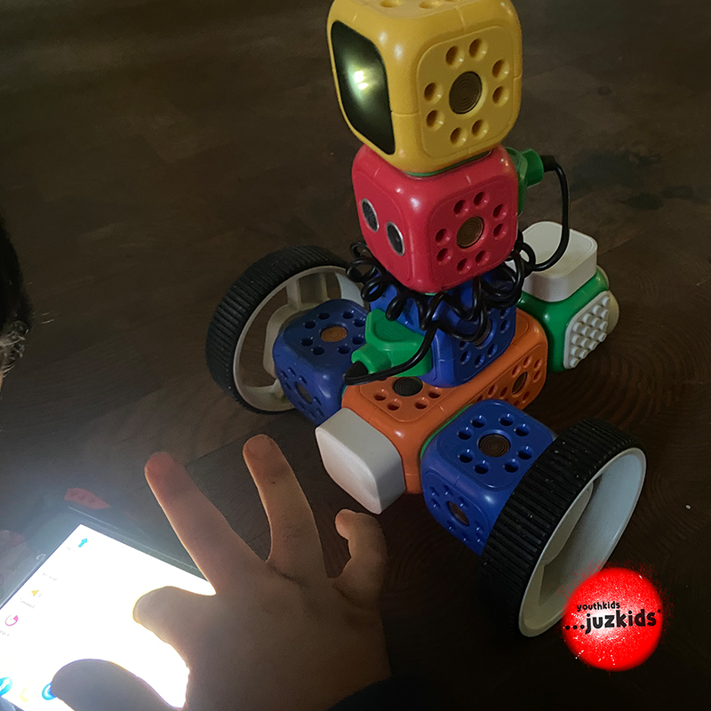 ROBO steuern . Erstes Ausprobieren . 11. Januar 2023 . yjk . youthkids . ...juzkids* . Jungengruppe im kujakk . Kinder- und Jugendzentrum in der Reduit . Mainz-Kastel