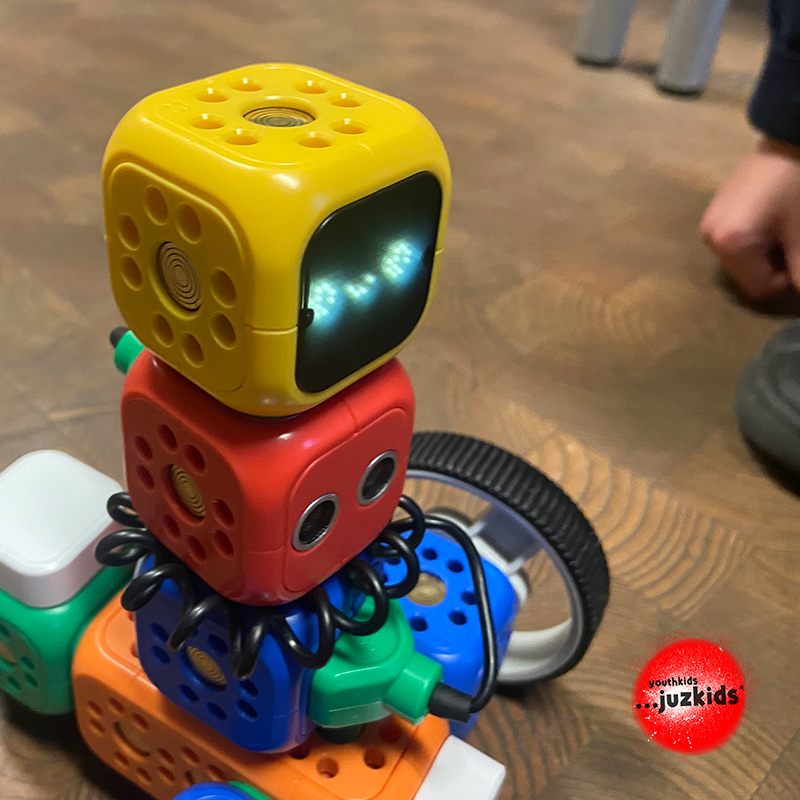 ROBO steuern . Erstes Ausprobieren . 11. Januar 2023 . yjk . youthkids . ...juzkids* . Jungengruppe im kujakk . Kinder- und Jugendzentrum in der Reduit . Mainz-Kastel