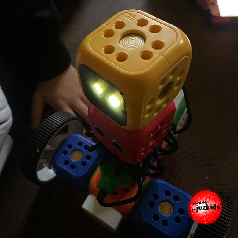 ROBO steuern . Erstes Ausprobieren . 11. Januar 2023 . yjk . youthkids . ...juzkids* . Jungengruppe im kujakk . Kinder- und Jugendzentrum in der Reduit . Mainz-Kastel