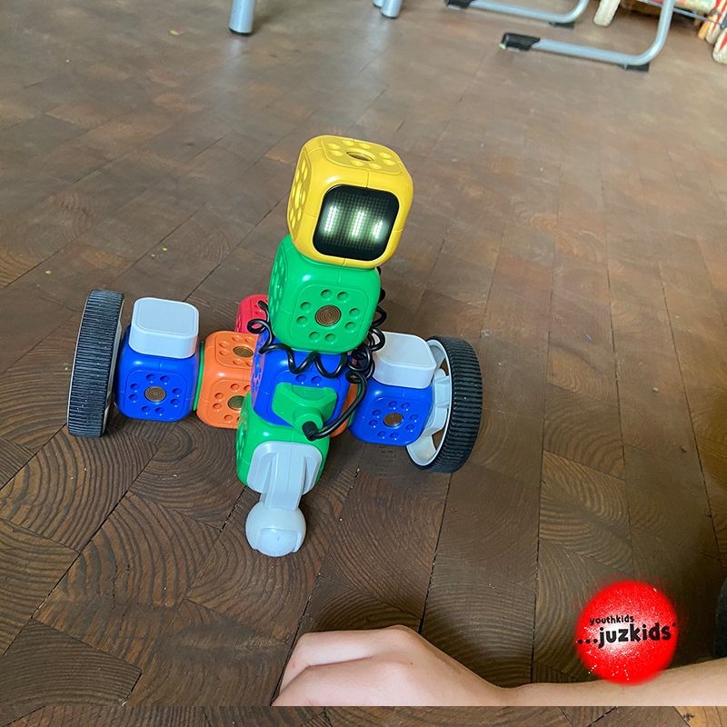 Roboter steuern mit dem iPad . Robo Wunderkind . 22. Februar 2023 . yjk . youthkids . ...juzkids* . Jungengruppe im kujakk . Kinder- und Jugendzentrum in der Reduit . Mainz-Kastel