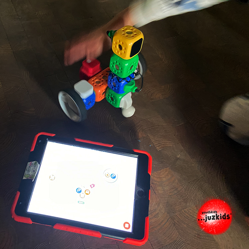 Roboter steuern mit dem iPad . Robo Wunderkind . 22. Februar 2023 . yjk . youthkids . ...juzkids* . Jungengruppe im kujakk . Kinder- und Jugendzentrum in der Reduit . Mainz-Kastel