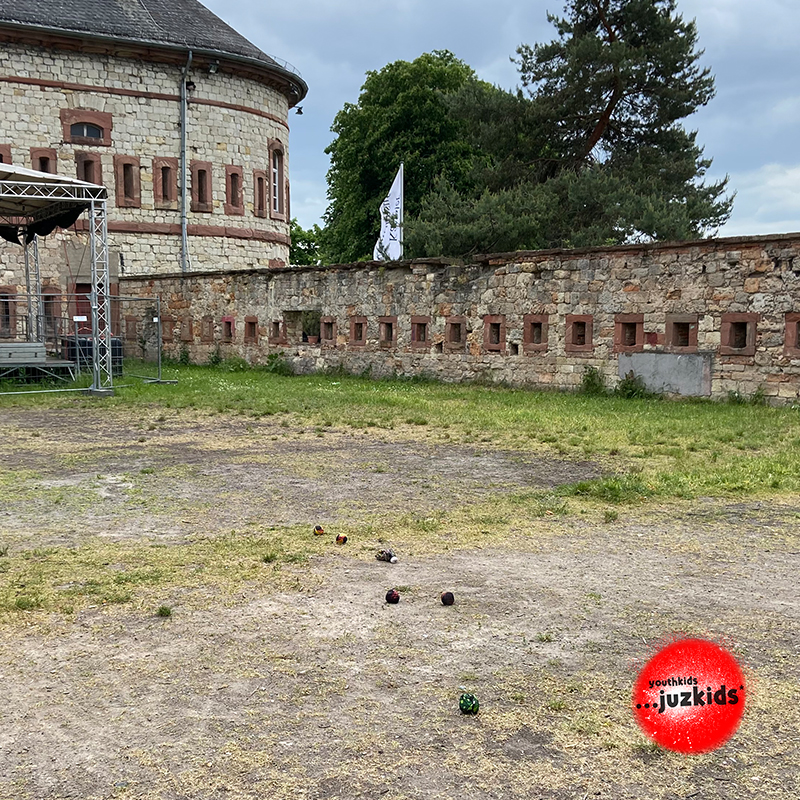 Cross Boccia . ...im Innenhof der Reduit . 24. Mai 2023 . yjk . youthkids . ...juzkids* . Jungengruppe im kujakk . Kinder- und Jugendzentrum in der Reduit . Mainz-Kastel