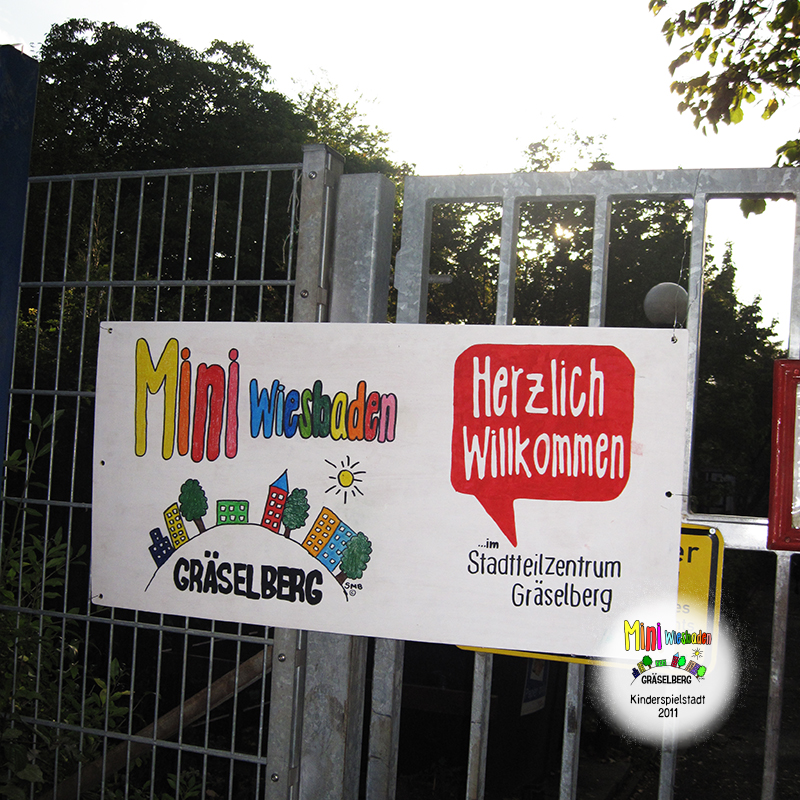 Mini Wiesbaden . Kinderspielstadt . Nr. #1 . ...auf dem GrÃ¤selberg . Wiesbaden . 10. bis 14. Oktober 2011 . Mini Wiesbaden GrÃ¤selberg . Kinderspielstadt . Planspiel . Ferienprogramm . ...auf dem GrÃ¤selberg . Stadtteilzentrum GrÃ¤selberg . Wiesbaden