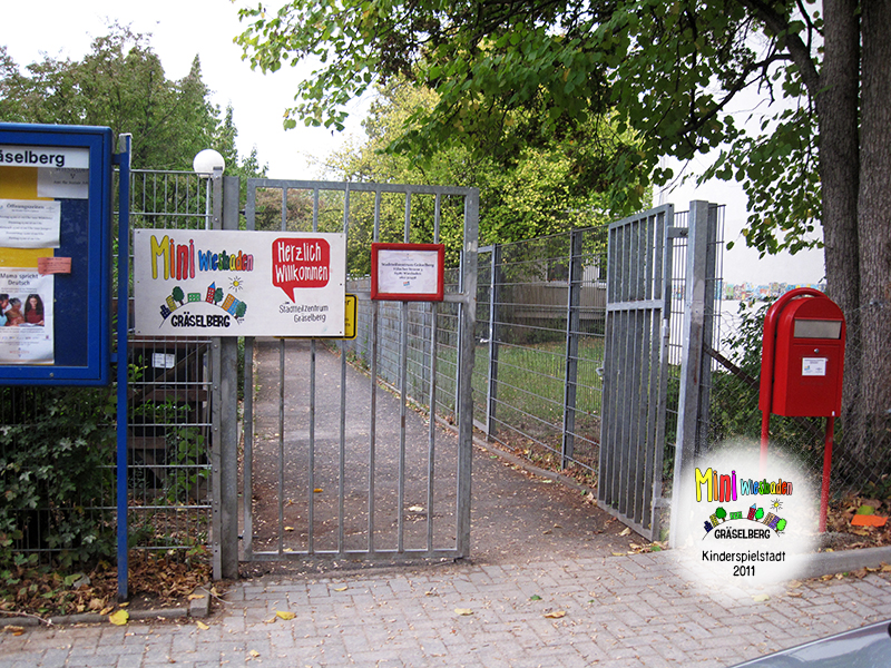 Mini Wiesbaden . Kinderspielstadt . Nr. #1 . ...auf dem GrÃ¤selberg . Wiesbaden . 10. bis 14. Oktober 2011 . Mini Wiesbaden GrÃ¤selberg . Kinderspielstadt . Planspiel . Ferienprogramm . ...auf dem GrÃ¤selberg . Stadtteilzentrum GrÃ¤selberg . Wiesbaden