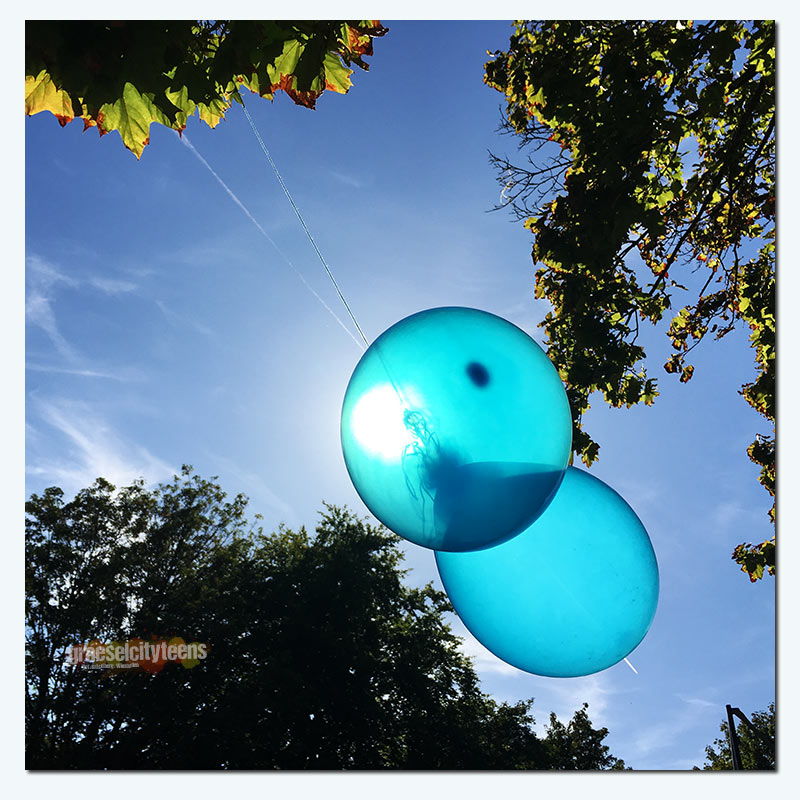 2 Luftballons . ...im September Sonnenlicht . 3. September 2019 . graeselcityteens . Stadtteilzentrum GrÃ¤selberg . Wiesbaden
