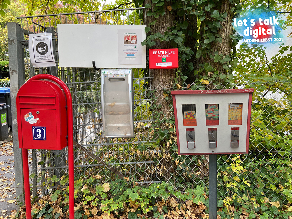 Unser neuer Kaugummiautomat... . ...vor dem Zentrum . 20. Oktober 2021 . let's talk digital . medienteenslive: medienteenslive.blogspot.com . 18. bis 22. Oktober 2021 . Medien Herbstferienprogramm 2021 im Stadtteilzentrum Gräselberg . 18. bis 22. Oktober 2021 . ...auf dem Gräselberg . Stadtteilzentrum Gräselberg . Wiesbaden