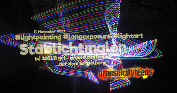 Stablichtmalen . lightpainting stick . 11. November 2021 . Stablichtmalen im super dunklen Garten vom Stadtteilzentrum GrÃ¤selberg. . gct . graeselcityteens ...auf dem GrÃ¤selberg . Stadtteilzentrum GrÃ¤selberg . Wiesbaden