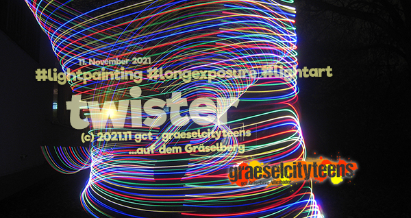 twister . Wirbelsturm . 11. November 2021 . ...ein farbiger Wirbelsturm im dunklen Garten vom Stadtteilzentrum Gräselberg . gct . graeselcityteens ...auf dem Gräselberg . Stadtteilzentrum Gräselberg . Wiesbaden