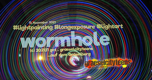 wormhole . Wurmloch . 11. November 2021 . ...ein buntes Wurmloch im dunklen Garten. vom Stadtteilzentrum GrÃ¤selberg . gct . graeselcityteens ...auf dem GrÃ¤selberg . Stadtteilzentrum GrÃ¤selberg . Wiesbaden