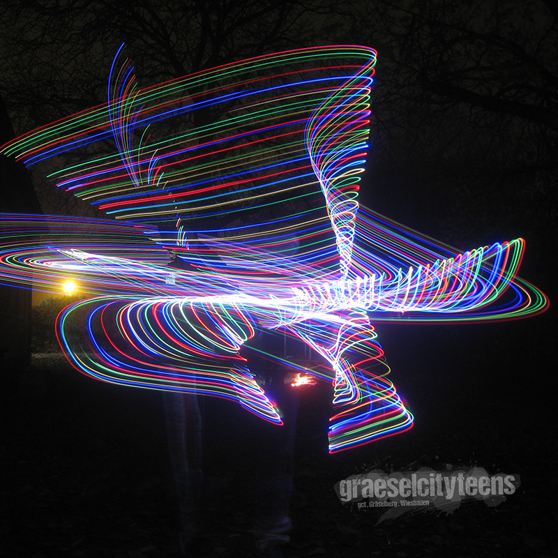 Stablichtmalen . lightpainting stick . 11. November 2021 . Stablichtmalen im super dunklen Garten vom Stadtteilzentrum GrÃ¤selberg. . gct . graeselcityteens ...auf dem GrÃ¤selberg . Stadtteilzentrum GrÃ¤selberg . Wiesbaden