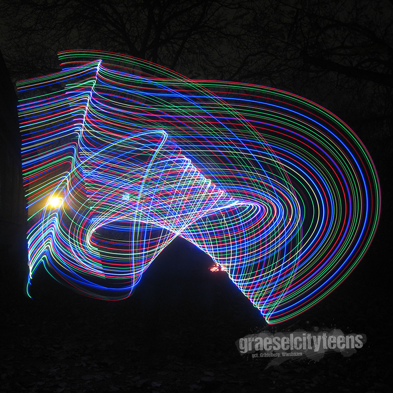 Stablichtmalen . lightpainting stick . 11. November 2021 . Stablichtmalen im super dunklen Garten vom Stadtteilzentrum GrÃ¤selberg. . gct . graeselcityteens ...auf dem GrÃ¤selberg . Stadtteilzentrum GrÃ¤selberg . Wiesbaden