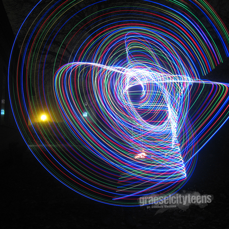 Stablichtmalen . lightpainting stick . 11. November 2021 . Stablichtmalen im super dunklen Garten vom Stadtteilzentrum GrÃ¤selberg. . gct . graeselcityteens ...auf dem GrÃ¤selberg . Stadtteilzentrum GrÃ¤selberg . Wiesbaden