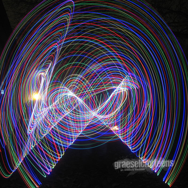 Stablichtmalen . lightpainting stick . 11. November 2021 . Stablichtmalen im super dunklen Garten vom Stadtteilzentrum Gräselberg. . gct . graeselcityteens ...auf dem Gräselberg . Stadtteilzentrum Gräselberg . Wiesbaden