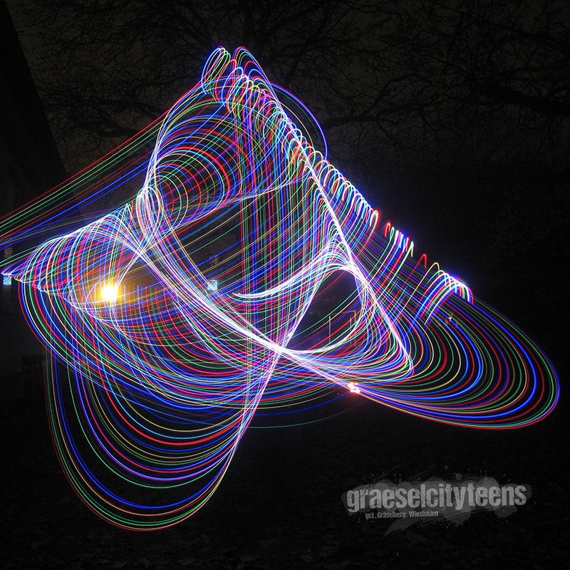 Stablichtmalen . lightpainting stick . 11. November 2021 . Stablichtmalen im super dunklen Garten vom Stadtteilzentrum Gräselberg. . gct . graeselcityteens ...auf dem Gräselberg . Stadtteilzentrum Gräselberg . Wiesbaden